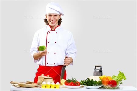 تصویر با کیفیت  سرآشپز درحال درست کردن غذا